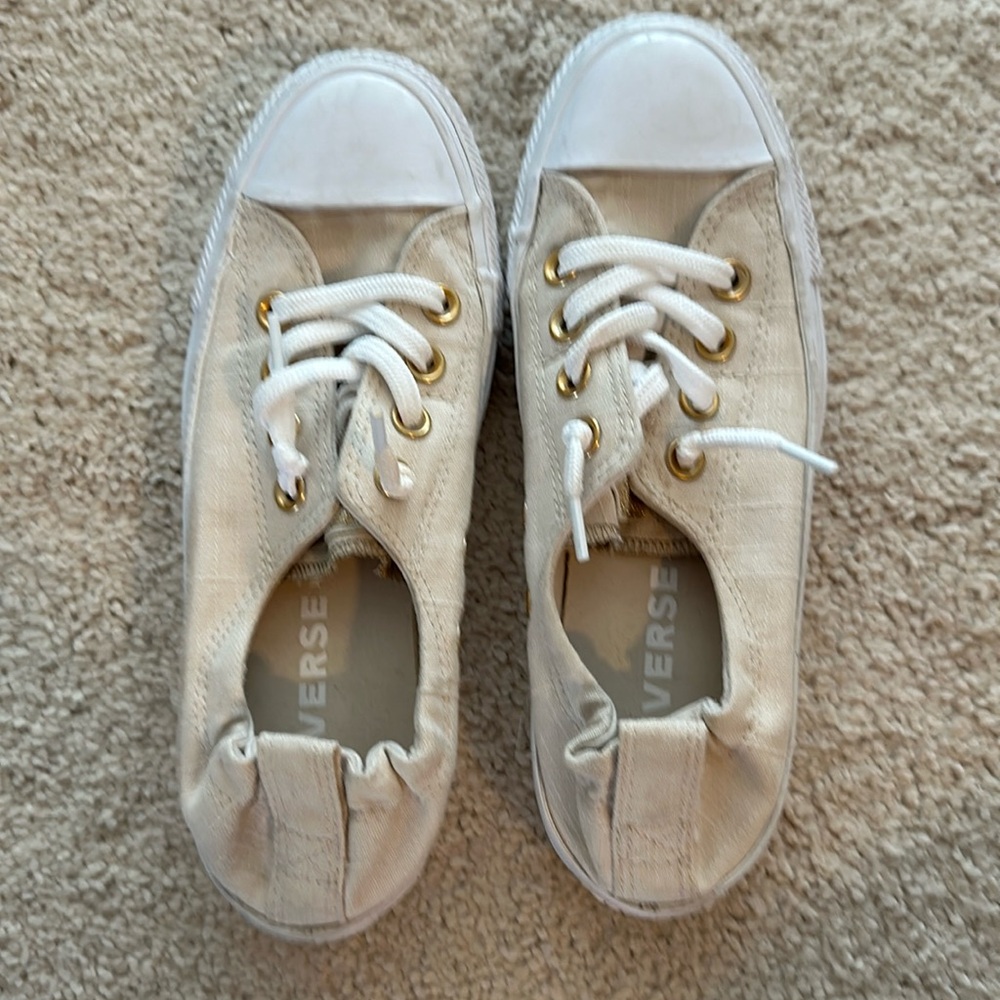 Converse Cream with gold eyelets and elastic back SZ: 6